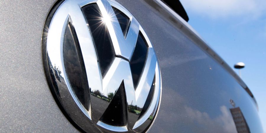 Ein Volkswagen steht auf einem Mitarbeiterparkplatz vor dem VW-Werk in Wolfsburg.