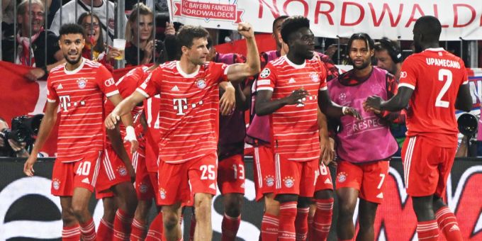 Die Spieler von Bayern München jubeln in der Partie gegen Barcelona. Bayern München