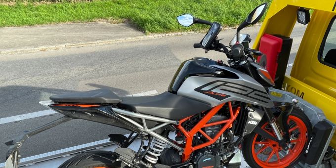 Der Motorradfahrer wurde leicht verletzt. Der Motorradfahrer wurde leicht verletzt.
