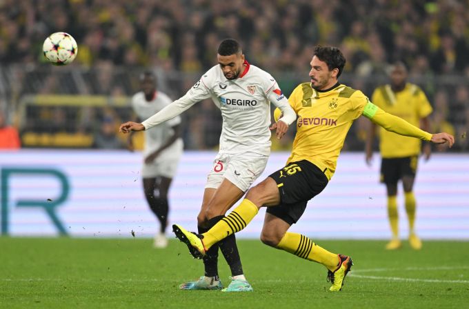 Mats Hummels (BVB) im Zweikampf mit Youssef En Nesyri (Sevilla) in der Champions League. BVB Sevilla Champions League