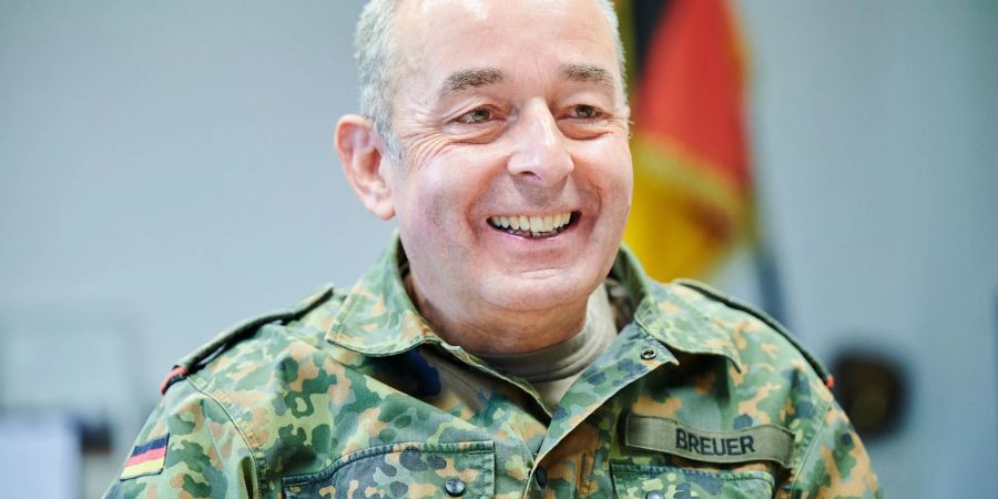 Generalleutnant Carsten Breuer warnt vor hybrider Einflussnahme.