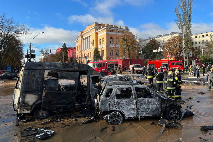 Rettungskräfte im Einsatz nach den Explosionen in Kiew.