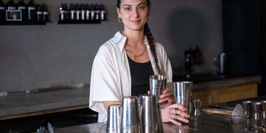 Rose-Manon Baux steht in der Neuköllner Bar «Wax On» hinter dem Tresen.