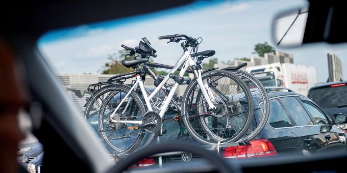 Mit Sack und Pack: Nach der Urlaubsfahrt entfernt man besser nicht mehr gebrauchte Ladung, um Sprit zu sparen. Mit Sack und Pack: Nach der Urlaubsfahrt entfernt man besser nicht mehr gebrauchte Ladung, um Sprit zu sparen.