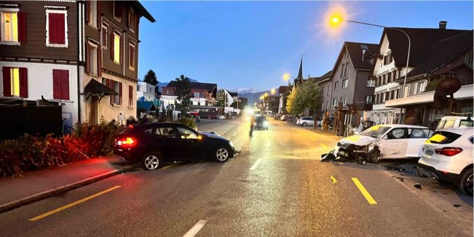 Eine 37-jährigen Beifahrerin wurde bei der Kollision leicht verletzt.
