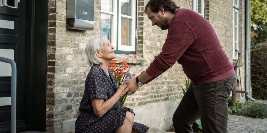 Charly Hübner als Ingwer und Hildegard Schmahl als Ella in einer Szene des Films «Mittagsstunde». Der Film kommt am 22.09.2022 in die deutschen Kinos.
