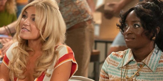 Jessica Lowe (l.) und Idara Victor spielen zwei der schillernden Charaktere aus der Comedy-Serie «Minx». minx