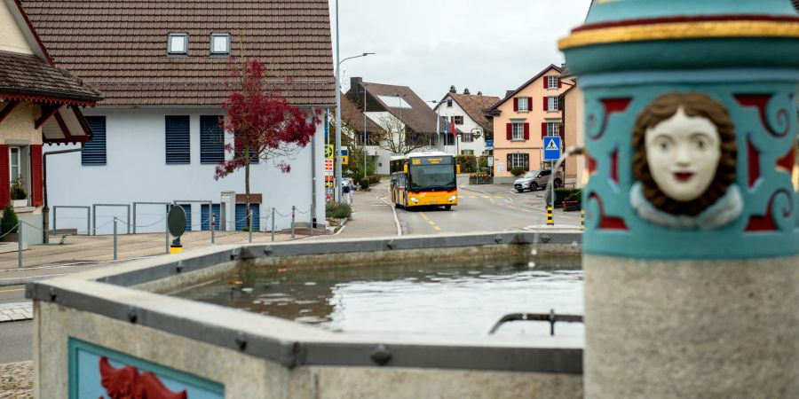 Busdurchfahrt im Zentrum von Stadel. - Stadel bei Niederglatt ZH