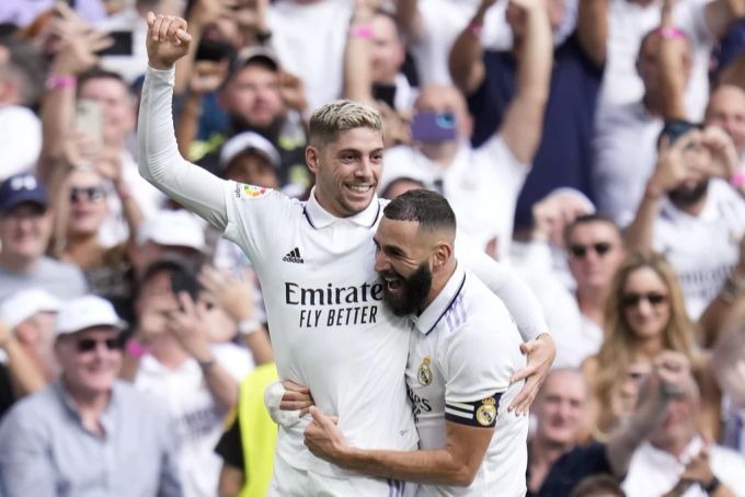 Fede Valverde (l.) ist der Torschütze zum 2:0 für Real Madrid. FC Barcelona Real Madrid