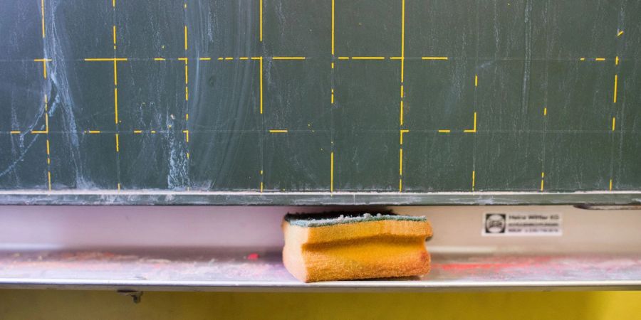 Weil sie ihren siebenjährigen Sohn nicht in die Schule schickten, wurde den Eltern in Bezug auf schulische Angelegenheiten das Sorge- und Aufenthaltsbestimmungsrecht vorläufig entzogen.