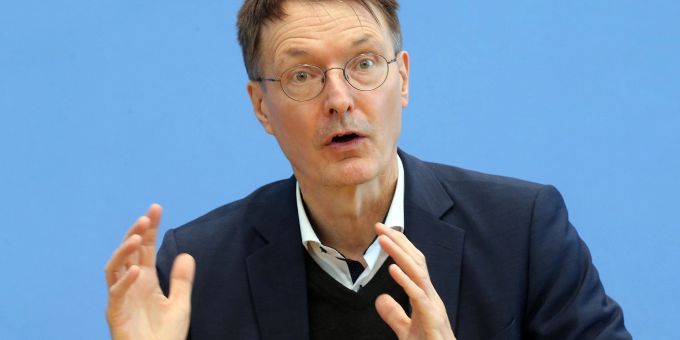 Gesundheitsminister Karl Lauterbach (SPD) äussert sich im Haus der Bundespressekonferenz zum aktuellen Infektionsgeschehen und nimmt zum RKI-Wochenbericht Stellung. Gesundheitsminister Karl Lauterbach (SPD) äussert sich im Haus der Bundespressekonferenz zum aktuellen Infektionsgeschehen und nimmt zum RKI-Wochenbericht Stellung.
