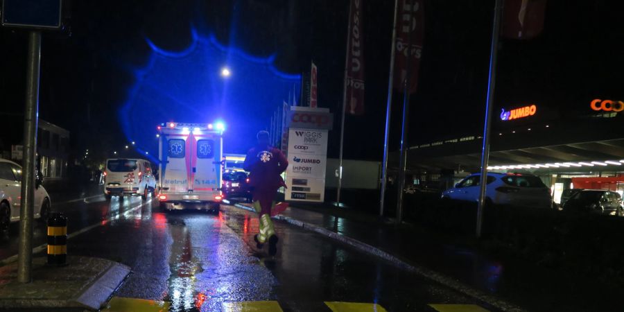 Netstal: Fussgängerin von Auto erfasst und verletzt