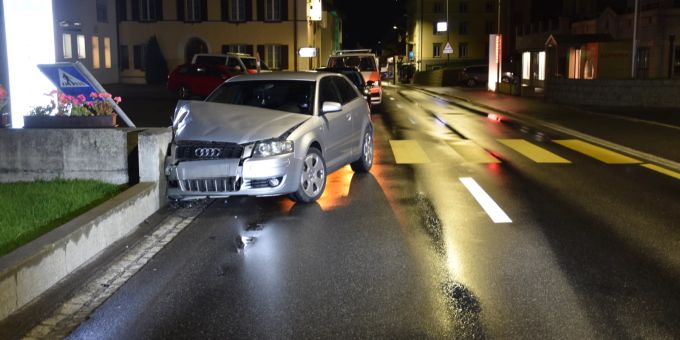 Savognin GR: Alkoholisiert in Betonmauer gefahren. Savognin GR