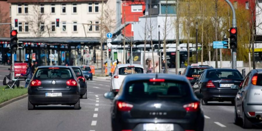 Autos fahren durch Innenstadt von Reutlingen
