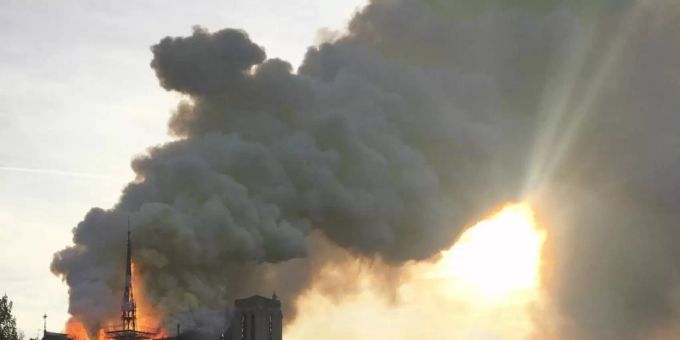 Helfer konnten einige Schätze unermesslichen Wertes nach dem verheerenden Brand in Sicherheit bringen. Foto: Oleg Cetinic/AP Helfer konnten einige Schätze unermesslichen Wertes nach dem verheerenden Brand in Sicherheit bringen. Foto: Oleg Cetinic/AP
