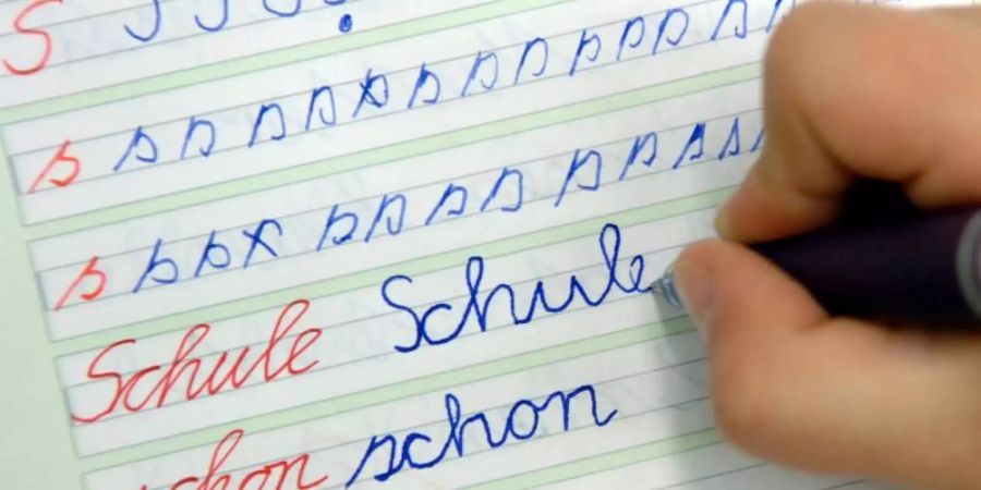 Viele Lehrer sehen grosse Mängel beim Handschreiben ihrer Schüler: Die Schrift sei oft unleserlich und die Schüler würden nicht lange und nicht schnell genug schreiben können. Foto: Patrick Pleul