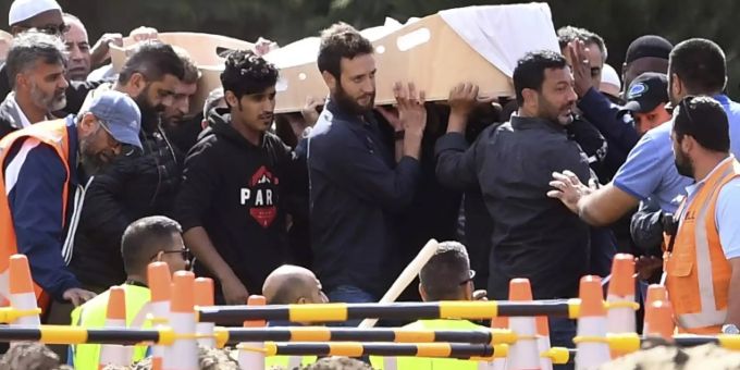 Muslime tragen eines der Opfer zu Grabe Muslime tragen eines der Opfer zu Grabe
