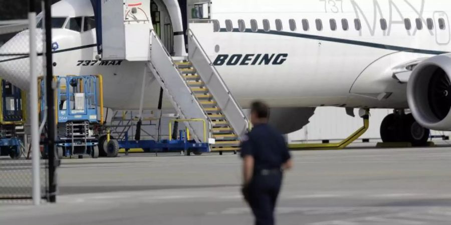 Nach zwei Flugzeugabstürzen in weniger als einem halben Jahr wird die Zulassung von Boeings 737 Max Jets durch die US-Luftfahrtbehörde FAA inzwischen mit grossem Argwohn betrachtet. Foto: Ted S. Warren/AP