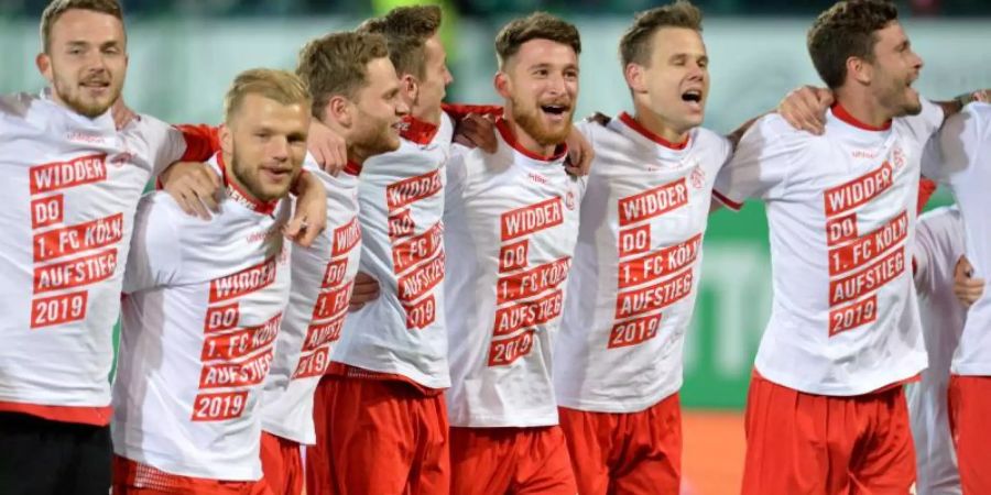 Die Spieler des 1. FC Köln feiern die Rückkehr in die Bundesliga. Foto: Timm Schamberger
