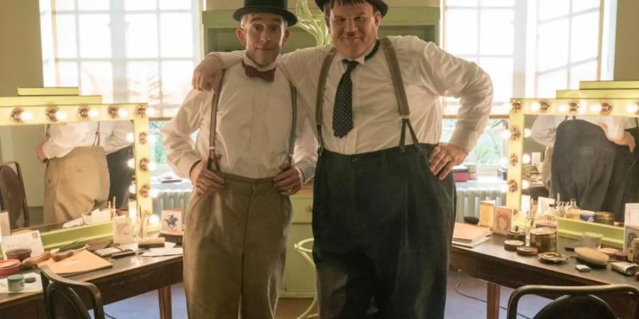 Stan Laurel (Steve Coogan, l) und Oliver Hardy (John C Reilly) touren durch Grossbritannien. Einige Ereignisse aus früheren Zeiten belasten jedoch die Männerfreundschaft. Foto: Aimee Spinks/SquareOne Entertainment
