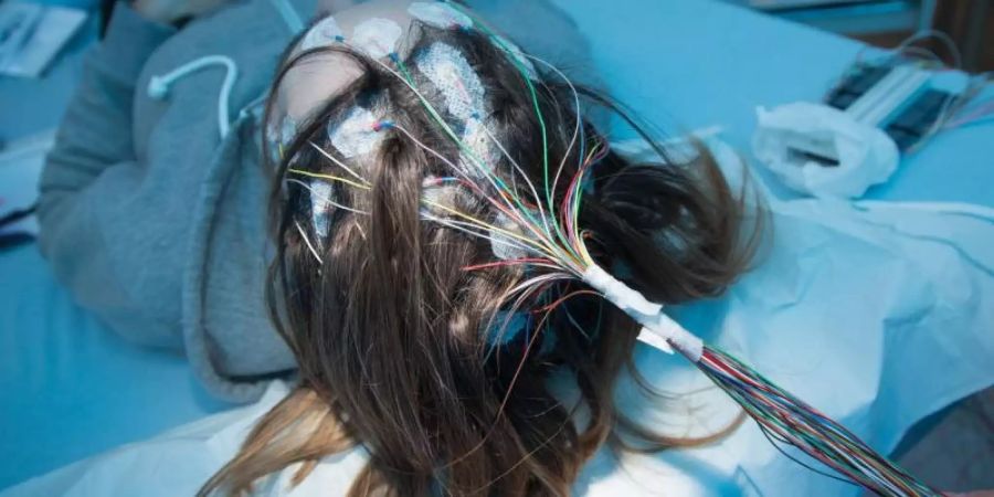 Beobachten Eltern an ihren Kindern ständige Unaufmerksamkeit oder häufiges Verträumtsein, sollten sie ärztlichen Rat holen. Mit Elektroden können die Gehirnströme bei Epilepsie-Patienten gemessen werden. Foto: Friso Gentsch