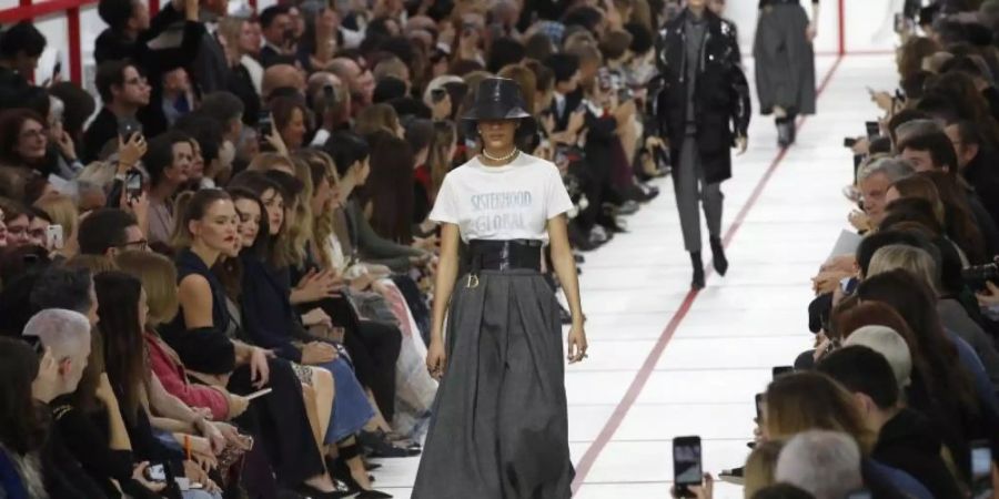 «Sisterhood is Global»: Eröffnung der Show von Dior. Foto: Christophe Ena/AP