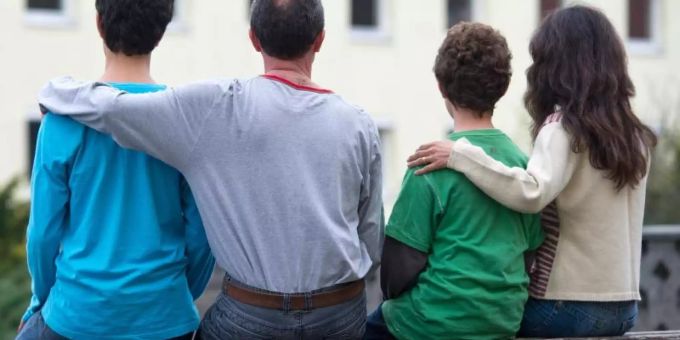 Eine syrische Familie sitzt vor einem Asylwohnheim. (Symbolbild) Asylheim Familiennachzug