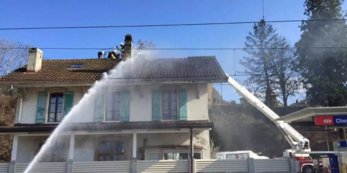 Während der Löscharbeiten beim Bahnhof Cheyres FR wurde am Mittwochnachmittag ein Feuerwehrmann verletzt. Während der Löscharbeiten beim Bahnhof Cheyres FR wurde am Mittwochnachmittag ein Feuerwehrmann verletzt.