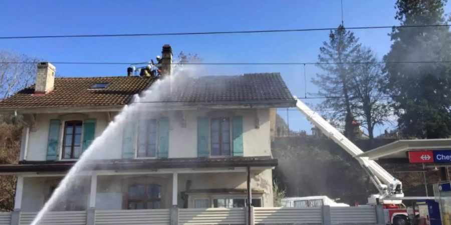 Während der Löscharbeiten beim Bahnhof Cheyres FR wurde am Mittwochnachmittag ein Feuerwehrmann verletzt.