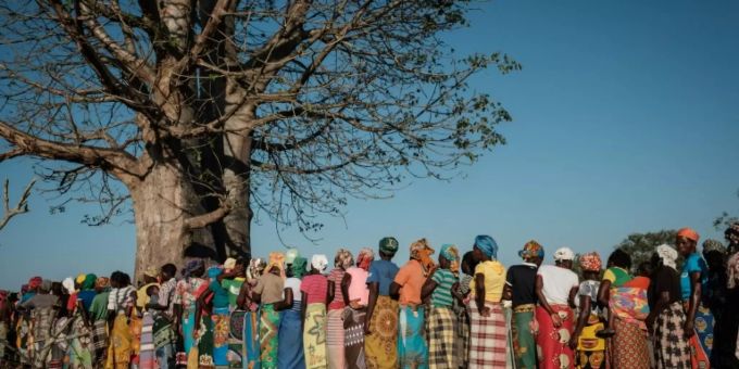 Frauen warten auf Hilfslieferungen aus Südafrika Frauen warten auf Hilfslieferungen aus Südafrika