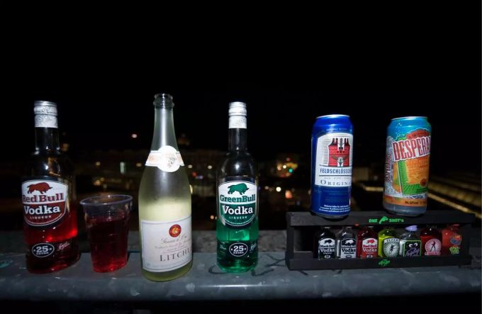 Alkoholflaschen stehen halb getrunken auf der Strasse. Alkohol Flaschen stehen auf der Strasse