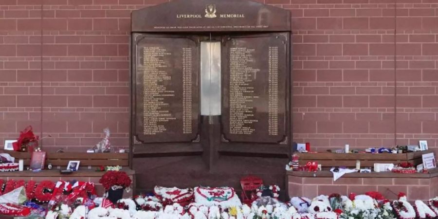 Ein Gedenkstein erinnert an die Opfer der Hillsborough-Katastrophe aus dem Jahr 1989. Foto: Lars Reinefeld/dpa