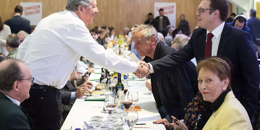 Der neue Präsident der SVP des Kantons Zürich, Patrick Walder, rechts, an der Delegiertenversammlung in Zürich-Oerlikon.