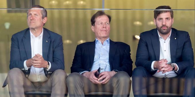 Der designierte Präsident von GC, Stephan Rietiker (Mitte), neben Vorgänger Stephan Anliker (links) und dem abtretenden CEO Manuel Huber (rechts). Die Führungsriege will das Urteil der Liga überprüfen. GC Liga Urteil