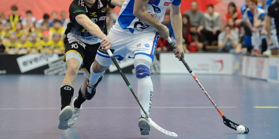 Zwei Unihockey Spieler