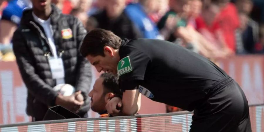 Rudi Völler freut sich, dass Denis Aytekin nicht das letzte Bundesliga-Spiel von Bayer Leverkusen pfeifen wird. Foto: Federico Gambarini