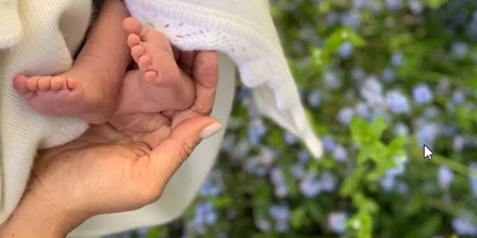 Meghan Markle postete am Muttertag die Füsschen von Archie. Die Haarfarbe ist hier logischerweise nicht ersichtlich. meghan markle haarfarbe