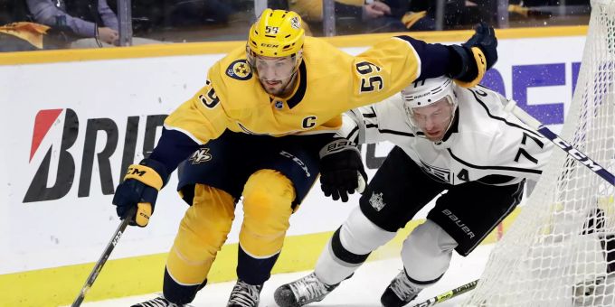 Roman Josi (59) im Duell mit Jeff Carter (77) von den Los Angeles Kings. Roman Josi