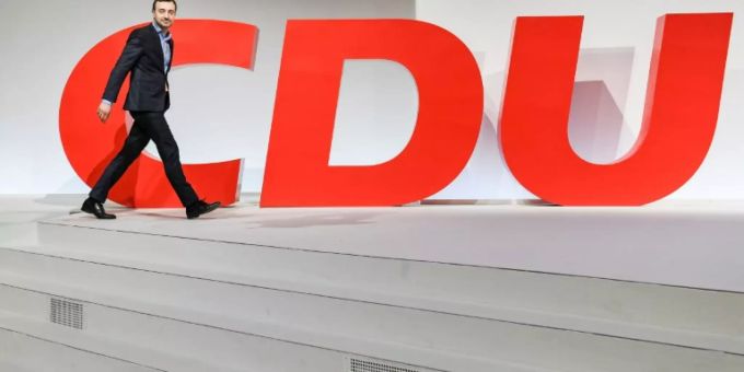 Ziemiak vor CDU-Logo Ziemiak vor CDU-Logo