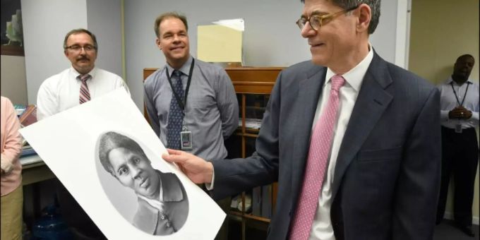 Der frühere Finanzminister Lew mit einem Porträt Tubmans. Trump-Regierung verhindert Geldscheine