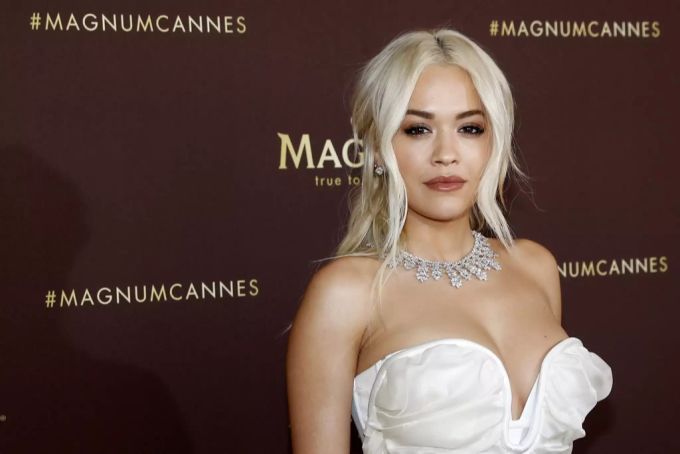 Rita Ora weiss sich zu helfen: Im Verlauf der Party konnte sie noch ein Diamantenkollier ausgraben. Rita Ora