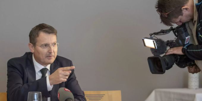 Thomas Burgherr, der Präsident der SVP Aargau, übt nach dem Parteiaustritt, wie schon vor einem Monat an einer Medienkonferenz, massive Kritik an Regierungsrätin Franziska Roth (Archivbild). Franziska Roth Thomas Burgherr