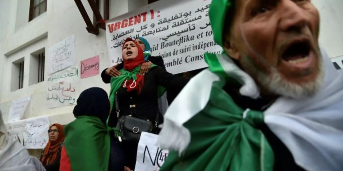 In Flaggen gehüllte Demonstranten in Algier In Flaggen gehüllte Demonstranten in Algier