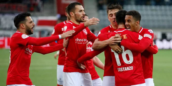 Thuns Moreno Costanzo, 2. von rechts, jubelt nach seinem Tor zum 1-0 mit seinen Teamkollegen, im Super League Spiel zwischen dem FC Thun und dem FC Lugano. Moreno Costanzo