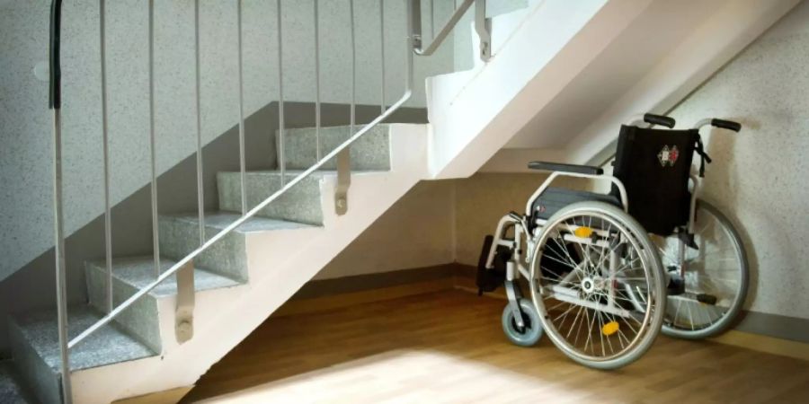 Rollstuhl und Treppe