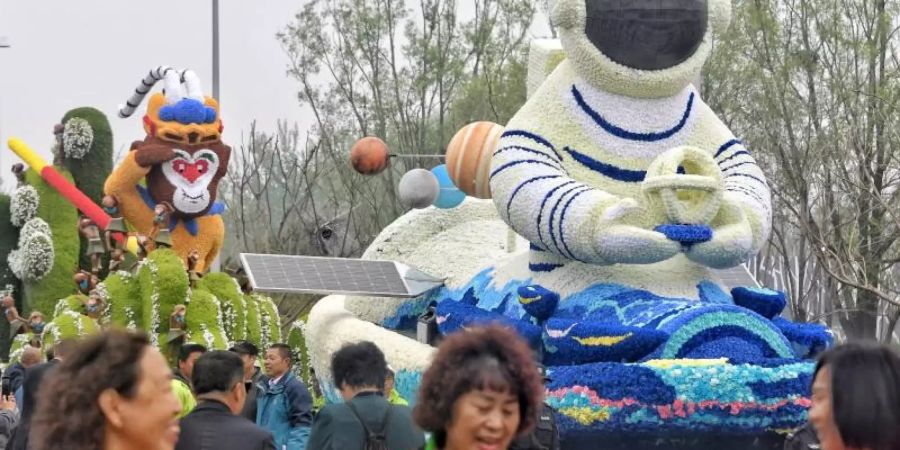 Ein aus Blumen gefertigter Austronaut und der Affenkönig aus dem klassischen chinesischen Roman «Die Reise nach Westen». Foto: Li Xin/xinhua