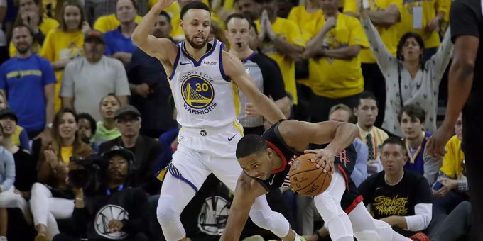 Houston Rockets Eric Gordon (mit Ball) versucht sich gegen Golden State Warriors Guard Stephen Curry durchzusetzen. Houston Rockets