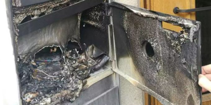 Viel Schaden: Einer der Briefkästen, in dem ein Feuerwerkskörper gezündet wurde. Anschläge Briefkästen