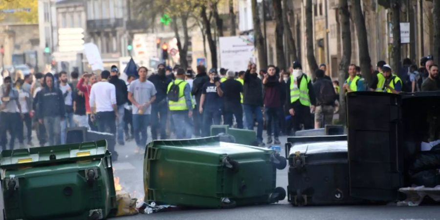 Demonstranten hinter einer Barrikade in Bordeaux