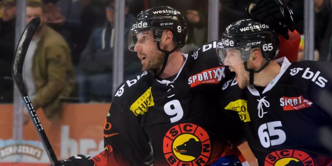 Jan Mursak vom SCB, links, jubelt nach seinem Tor mit Ramon Untersander. SCB Mursak und Untersander